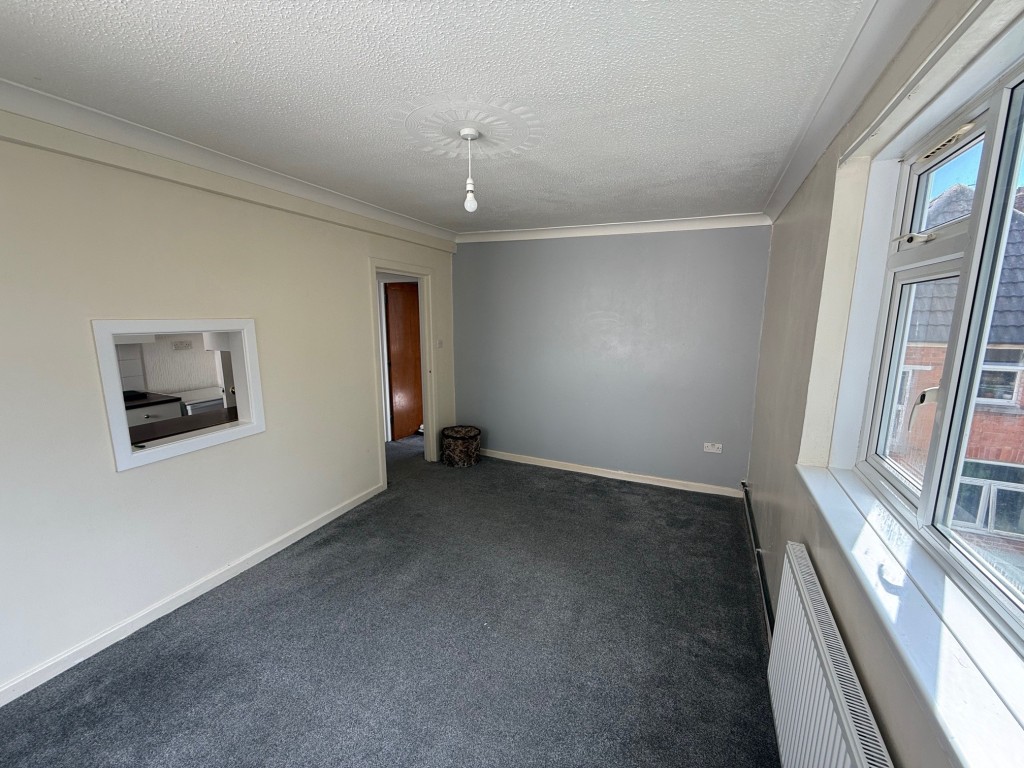 Lot: 145 - TOWN CENTRE FLAT WITH PARKING FOR IMPROVEMENT - reverse angle of the living room
